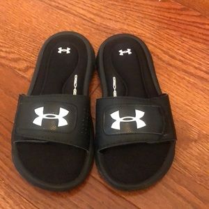 Under Armour Boys Velcro Slides Size 12